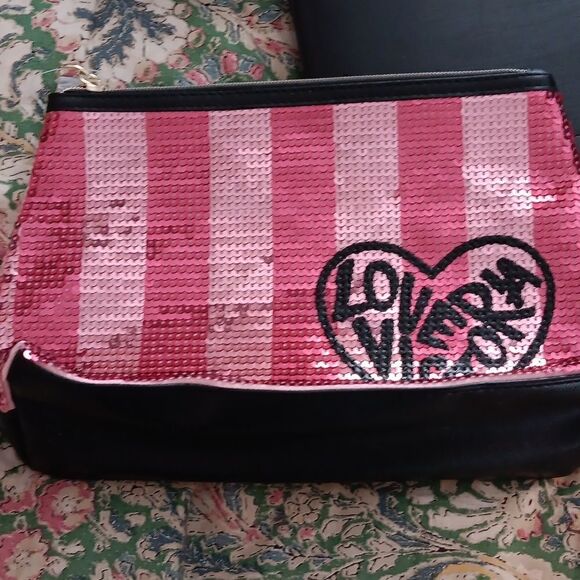 Victoria Secret  - Picture 1 of 4